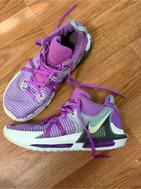 Nike LeBron James Witness VII Basketball Shoes